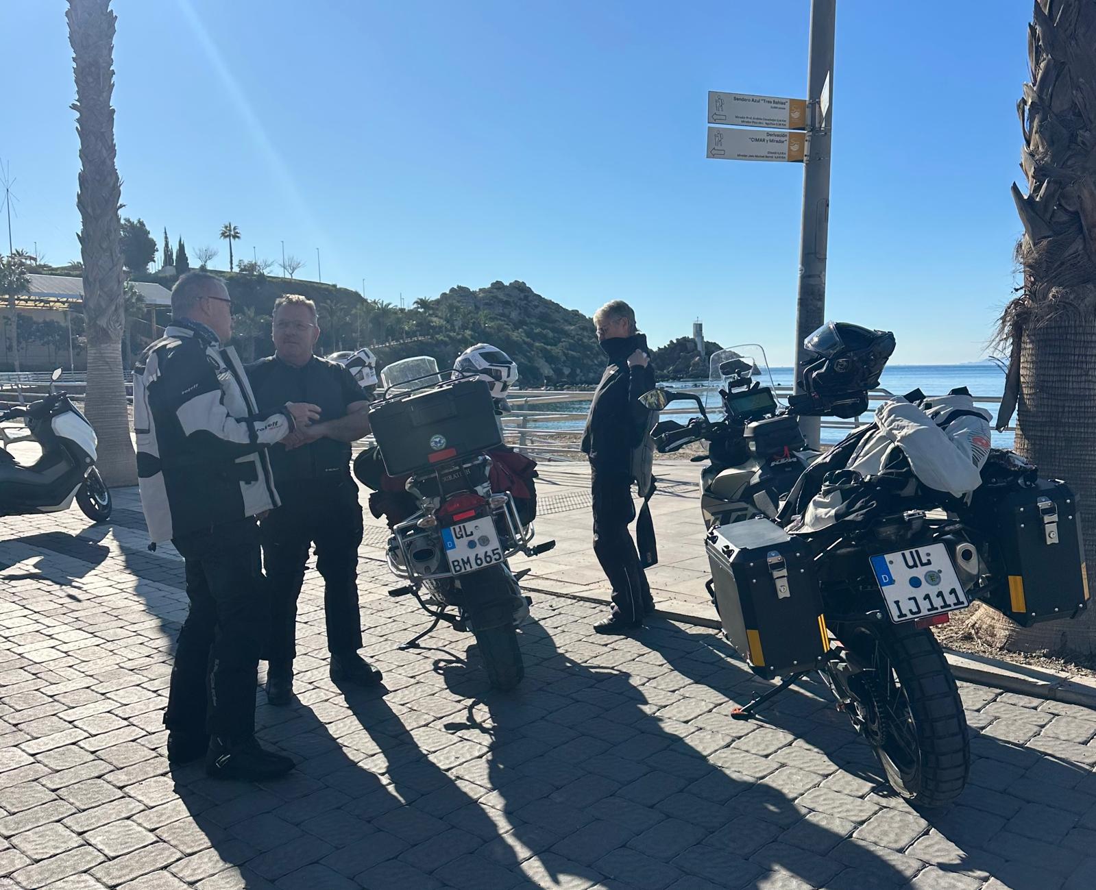 Motorradgruppe an der Küste