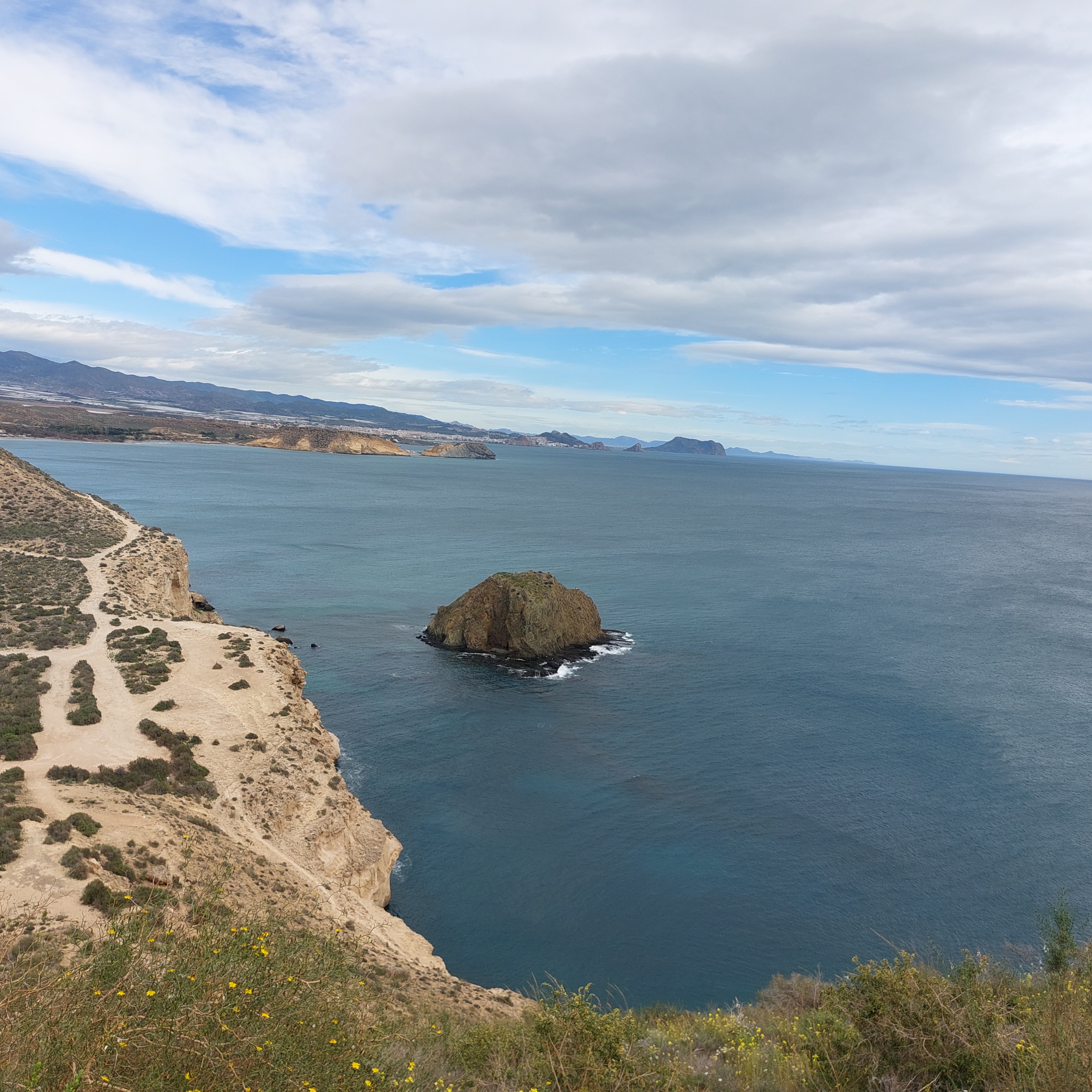 Küstenlandschaft in Andalusien mit Blick aufs Meer