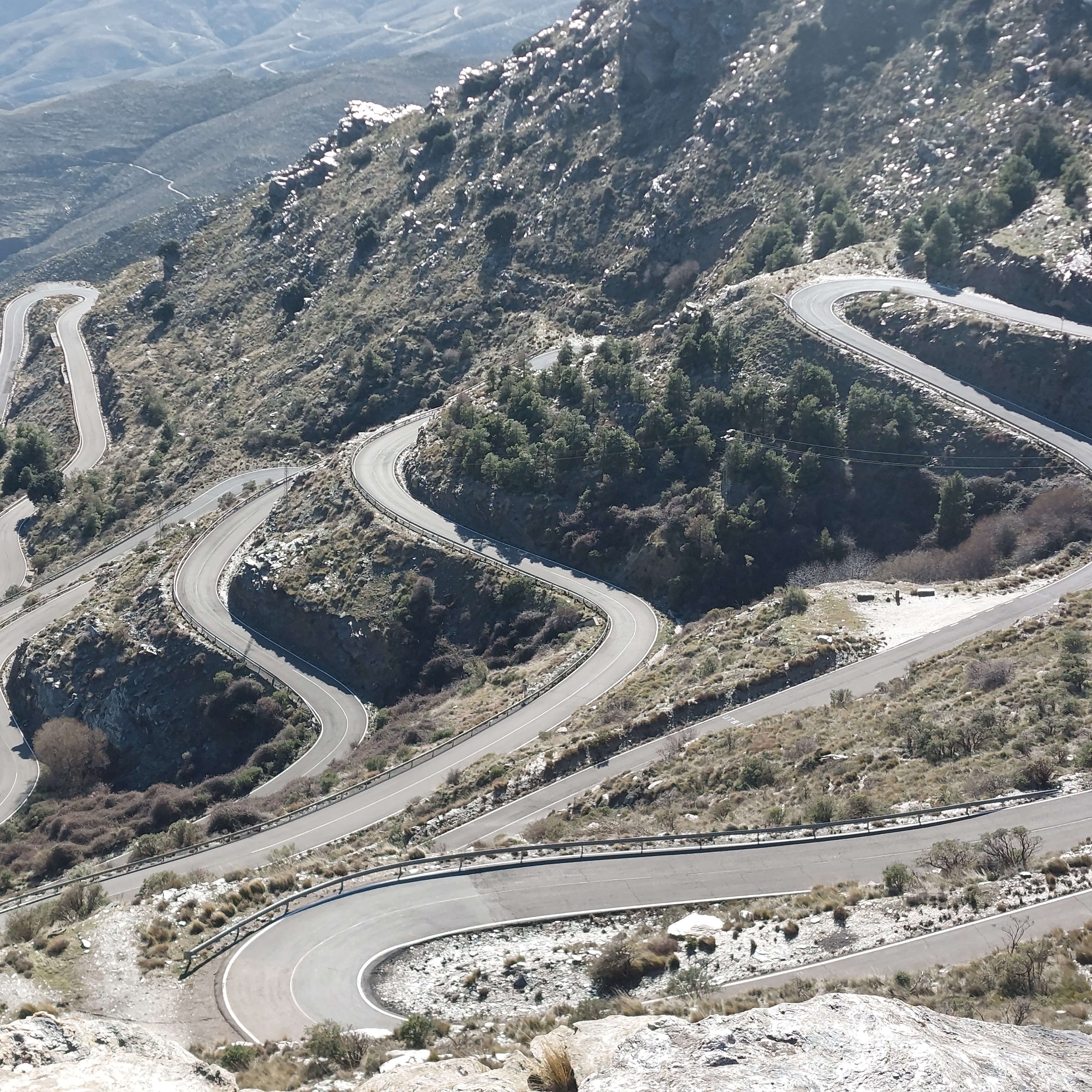 Serpentinenstraße mit vielen Kurven