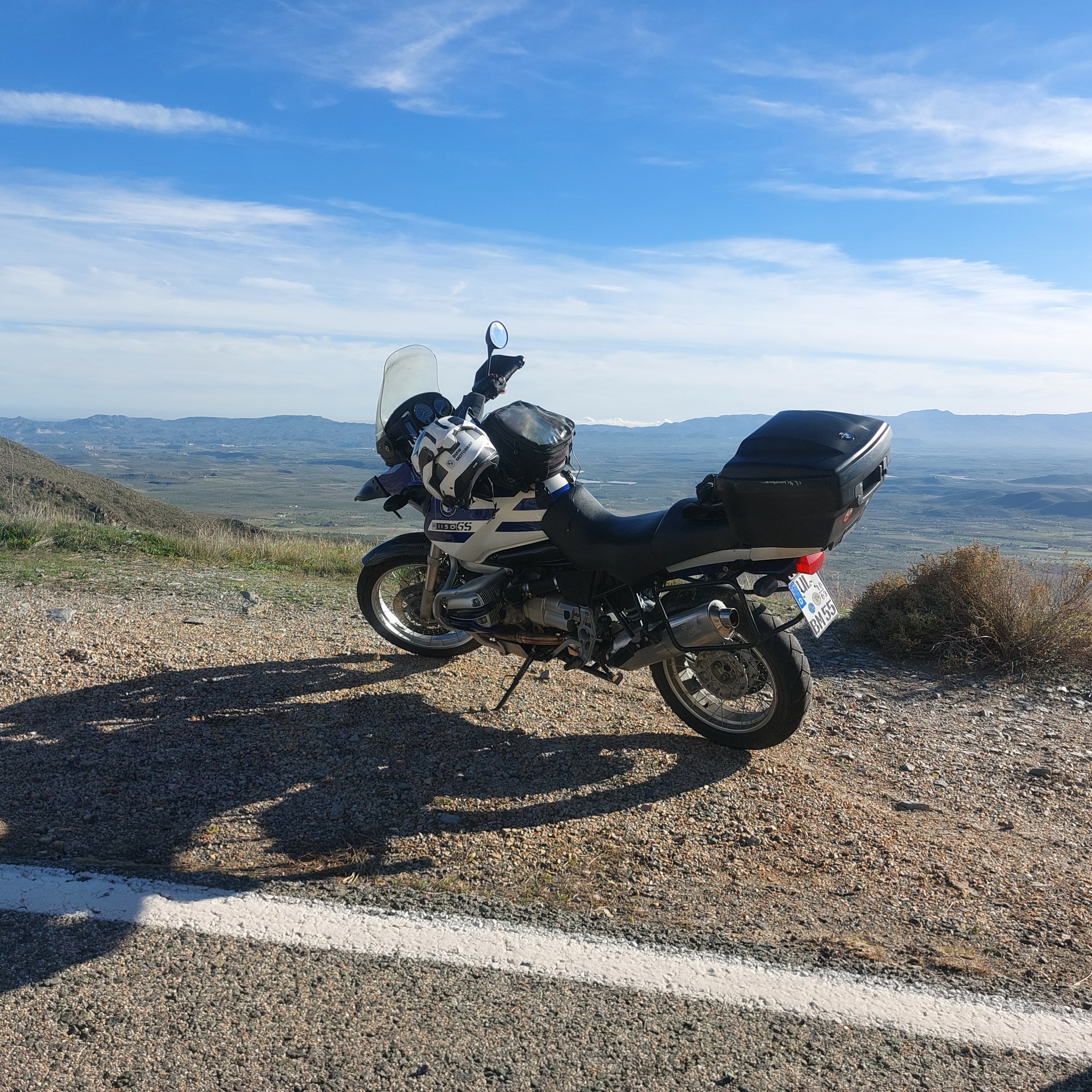 Motorrad mit Aussicht in Andalusien