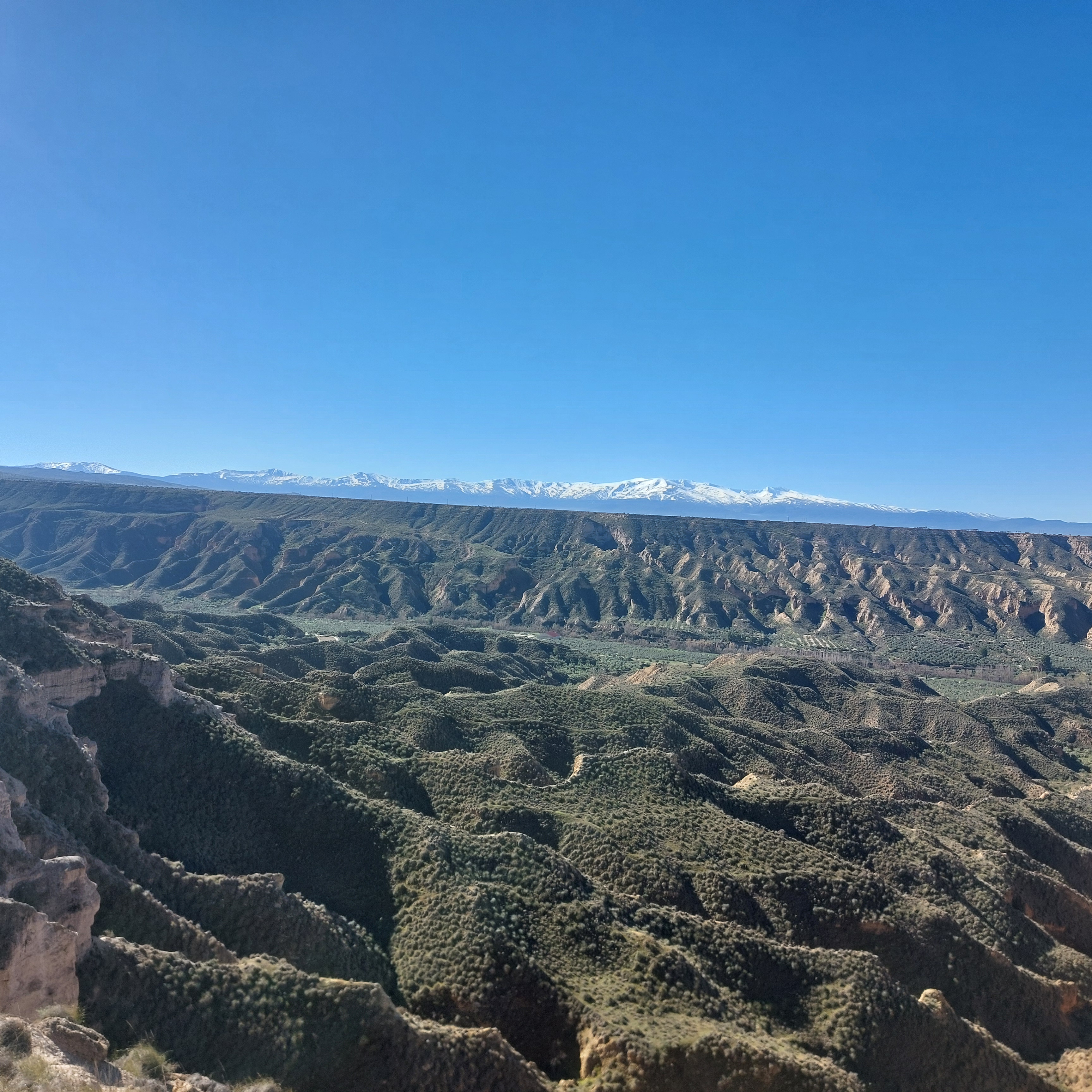 Berglandschaft mit Schnee im Hintergrund