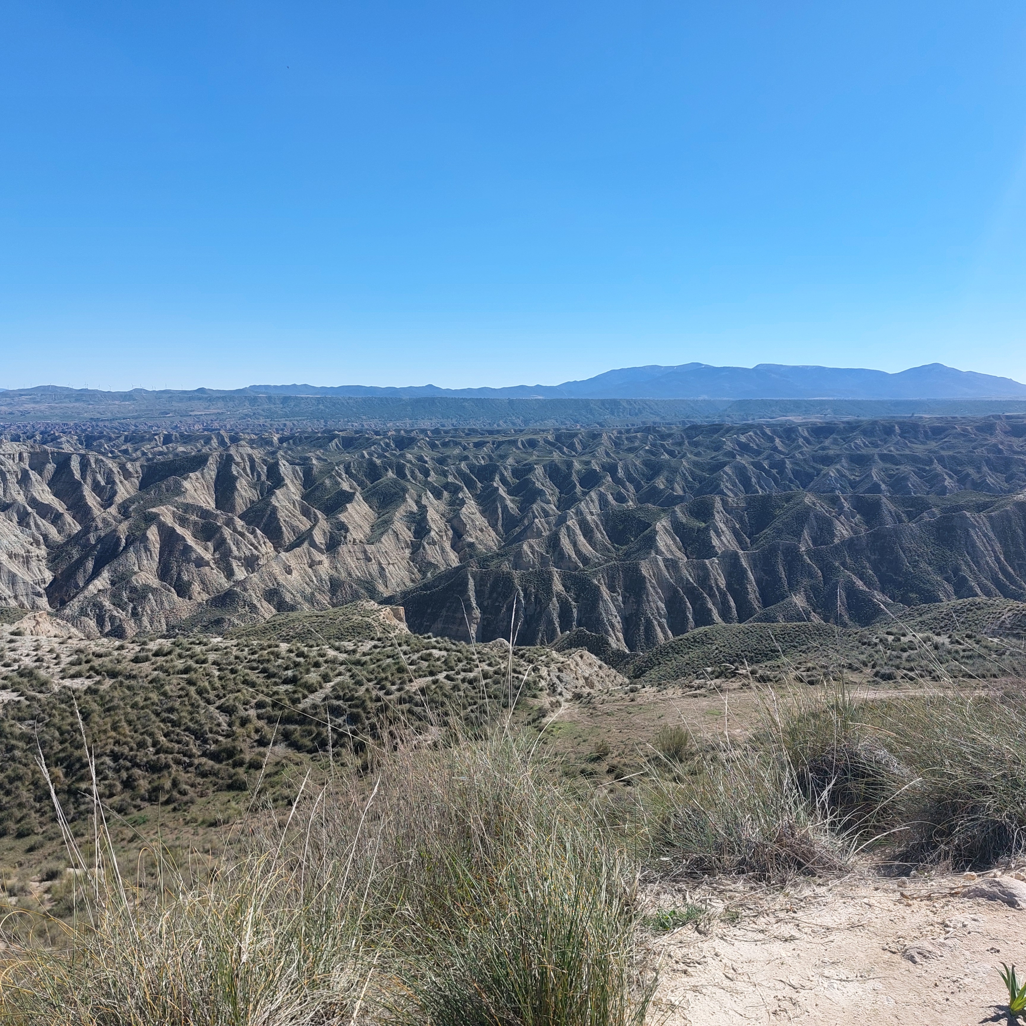 Weitblick über Gebirgslandschaft