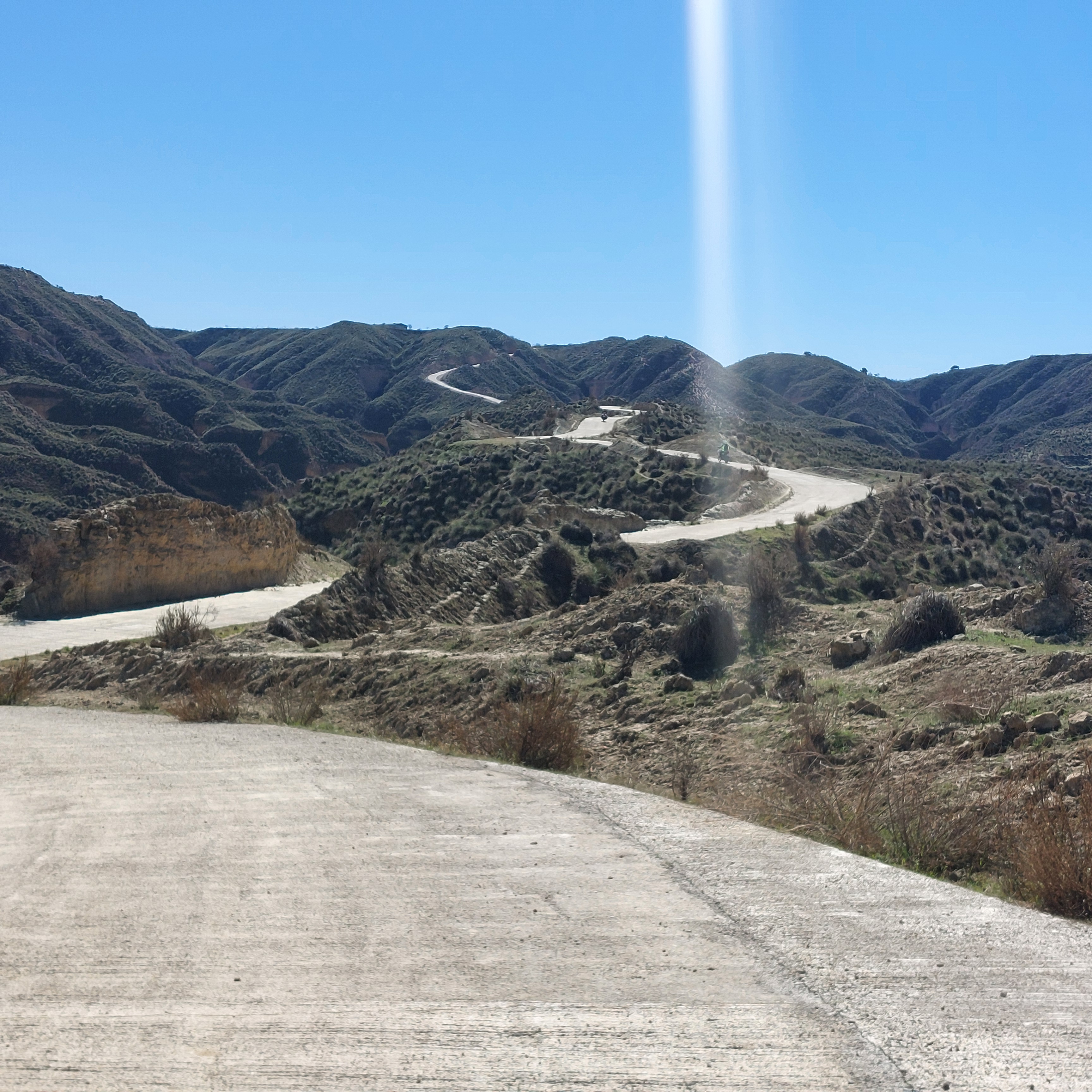 Kurvenreiche Serpentinenstraße in den Bergen Andalusiens