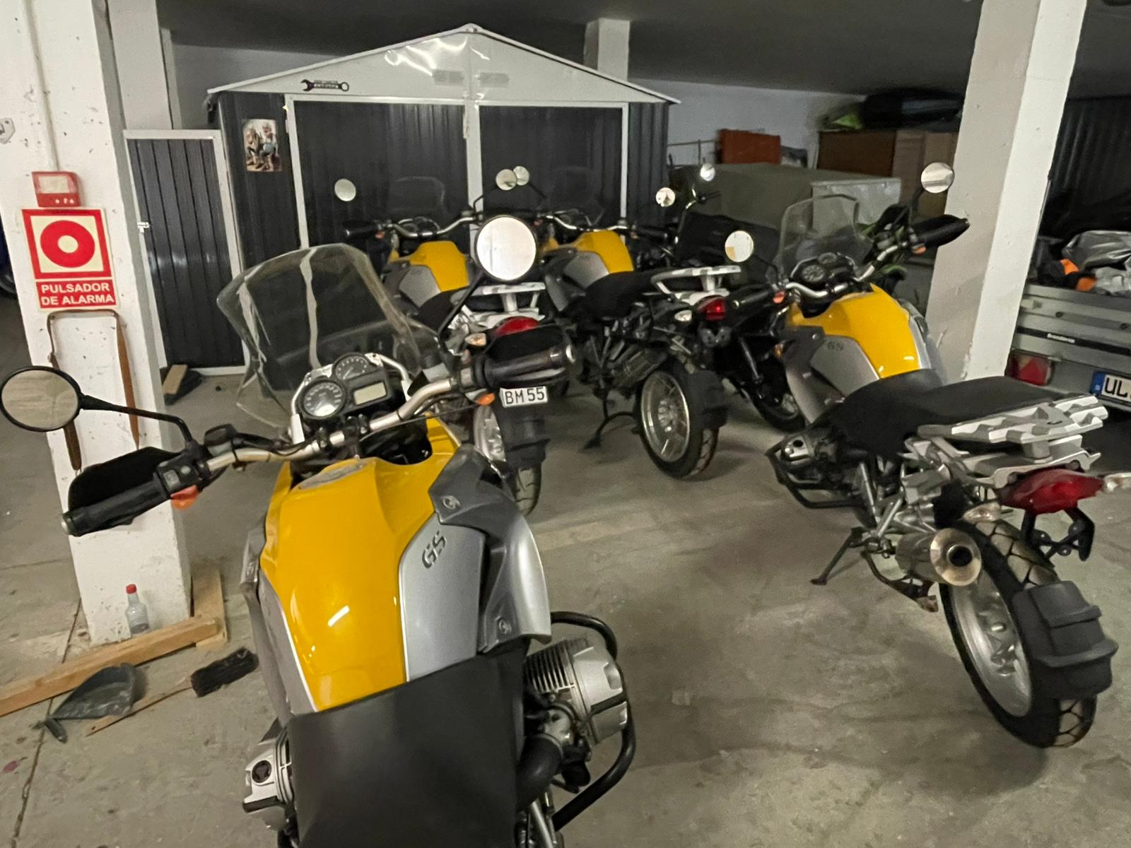 Motorräder in Garage